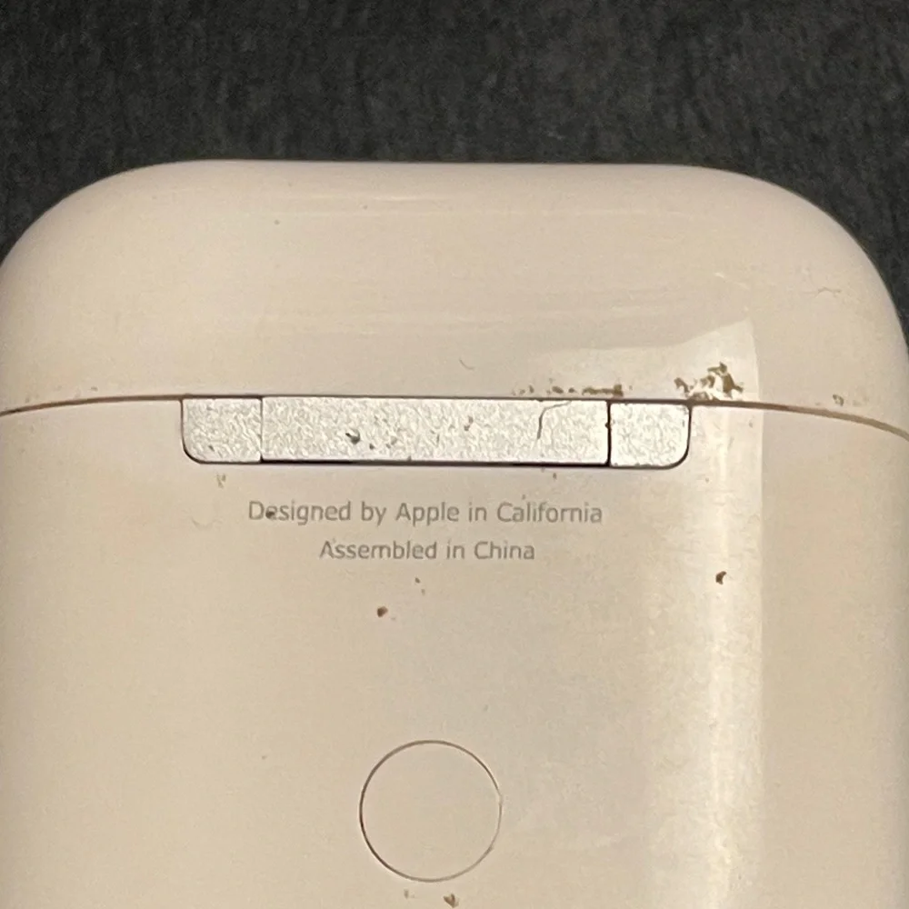 Apple Wireless Earbuds with Charging Case-Will not charge up. As is.